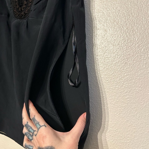 ANN TAYLOR SILK WOMEN'S SCOOP NECK TANK TOP CROCHET STRAP BLACK SIZE 8 - Picture 3 of 6